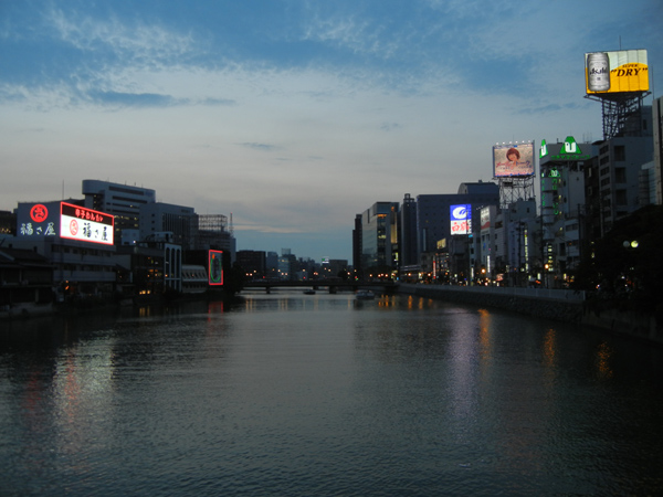 福岡那珂川沿い・中洲地区の夕方前